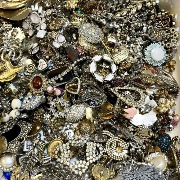 Vintage 2 Modern jewelry lot~ 2 LB Monet Trifari KJL Kendra Scott Plunder - Picture 8 of 14